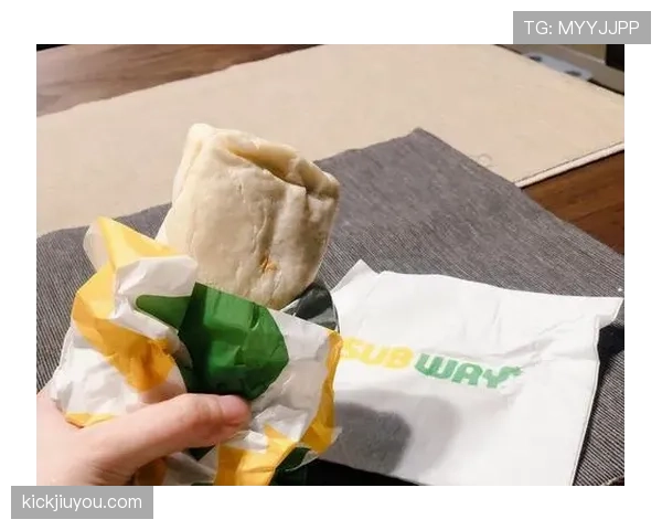 崔家溪训练完回家路上还在啃鸡胸肉，这自律谁顶得住啊
