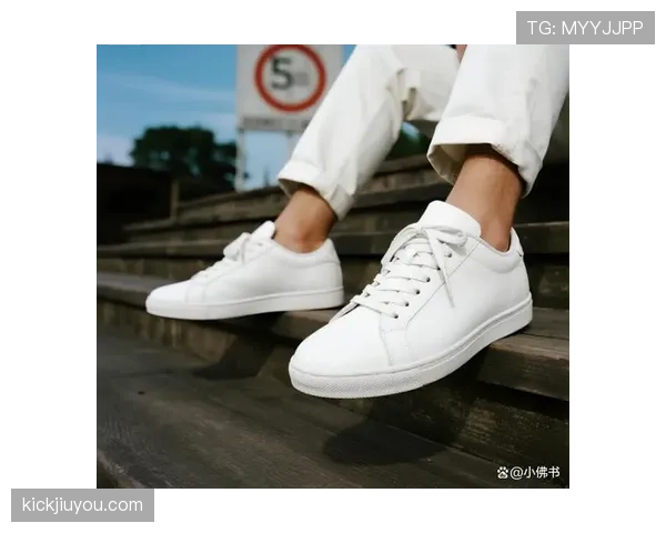 阿尔瓦雷斯深夜吃路边摊像邻家男孩,低头那双鞋的价钱把人笑到尴尬 阿尔瓦雷斯深夜吃路边摊像邻家男孩,低头那双鞋的价钱把人笑到尴尬
